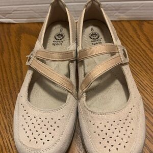 Earth Spirit Women's Beige Mary Jane Flats Women’s 8 easy on and off.